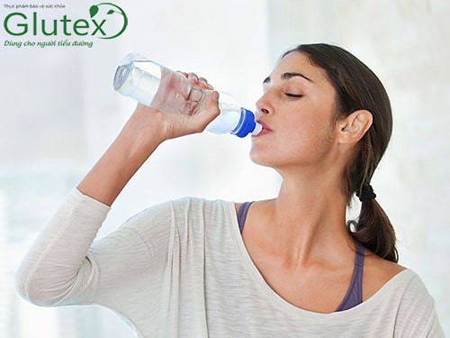 Khát nước là một trong những dấu hiệu điển hình khi đường máu tăng cao