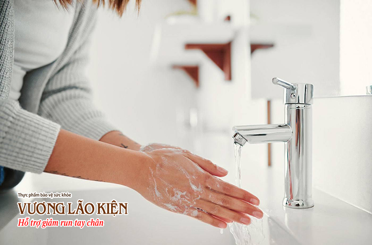 Nên rửa tay bằng xà phòng hoặc dung dịch rửa tay chứa cồn.