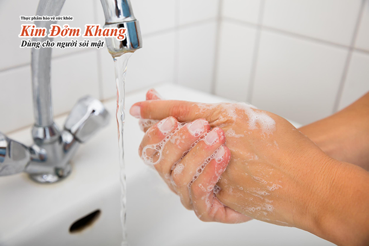 Cần rửa tay bằng xà phòng hoặc nước sát khuẩn trong vòng tối thiểu 20 giây