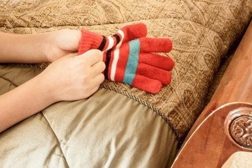 Đeo găng tay vào mùa đông để tránh bị lạnh cóng do rối loạn cảm giác da
