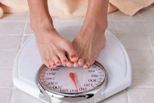 Cân nặng thay đổi đột ngột là dấu hiệu suy giảm nội tiết tố nữ