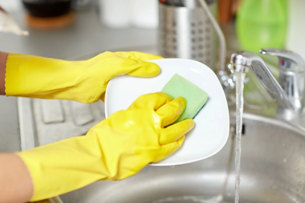 Mang găng tay khi làm việc nhà để ngăn ngừa khô da tay