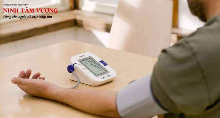 Theo dõi huyết áp thường xuyên để kiểm soát block nhĩ thất độ 1 kịp thời