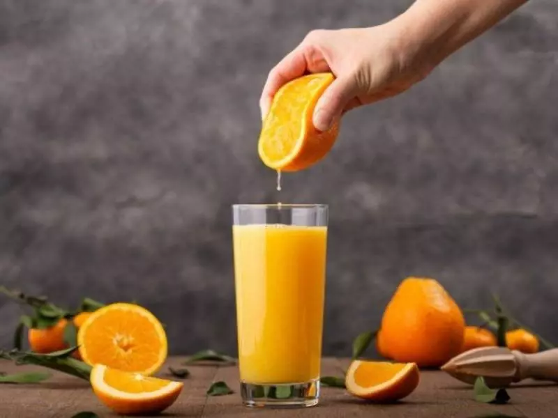 Trẻ bị tay chân miệng có thể uống nước cam nhưng nên chọn quả ngọt