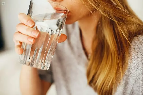Người bị sỏi thận nên uống nhiều nước