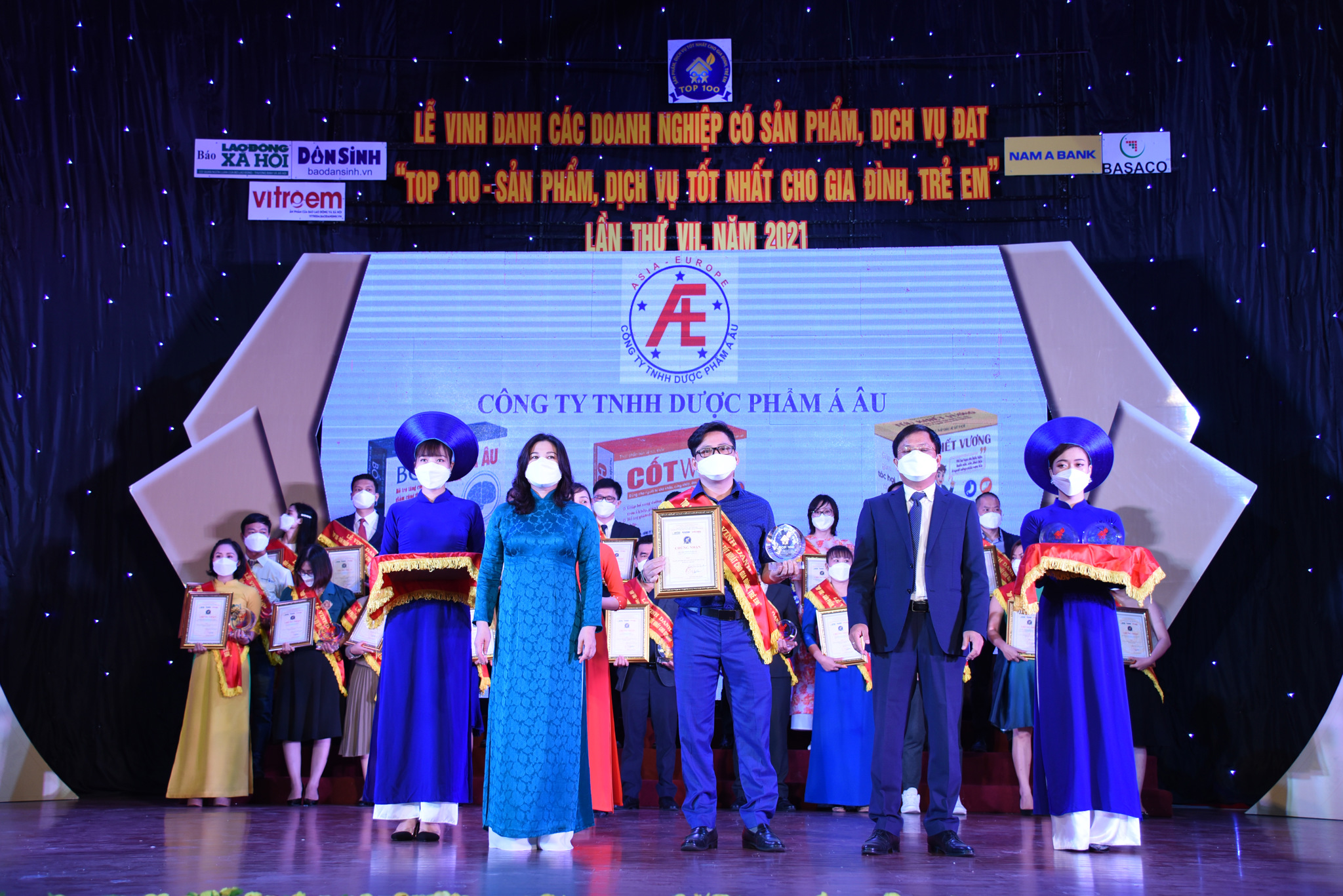 Ông Nguyễn Trường Đông, đại diện Công ty Dược phẩm Á Âu lên nhận giải thưởng vinh danh