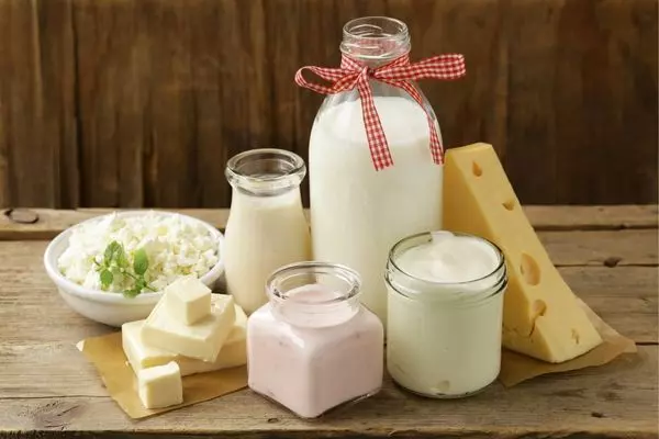 Sữa và các chế phẩm từ sữa cung cấp lượng canxi và khoáng chất dồi dào giúp người bệnh sau phẫu thuật dây chằng phục hồi nhanh hơn