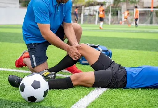 Chấn thương dây chằng chéo trước ACL thường xảy ra khi đá bóng
