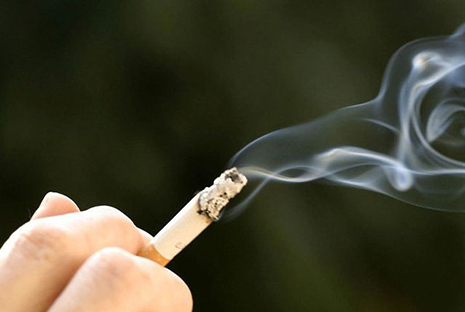 Hít nhiều khói thuốc lá có thể dẫn tới đau đầu
