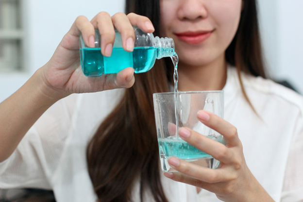 Không nên dùng các loại nước súc miệng có chứa chất hóa học khi bị loét miệng