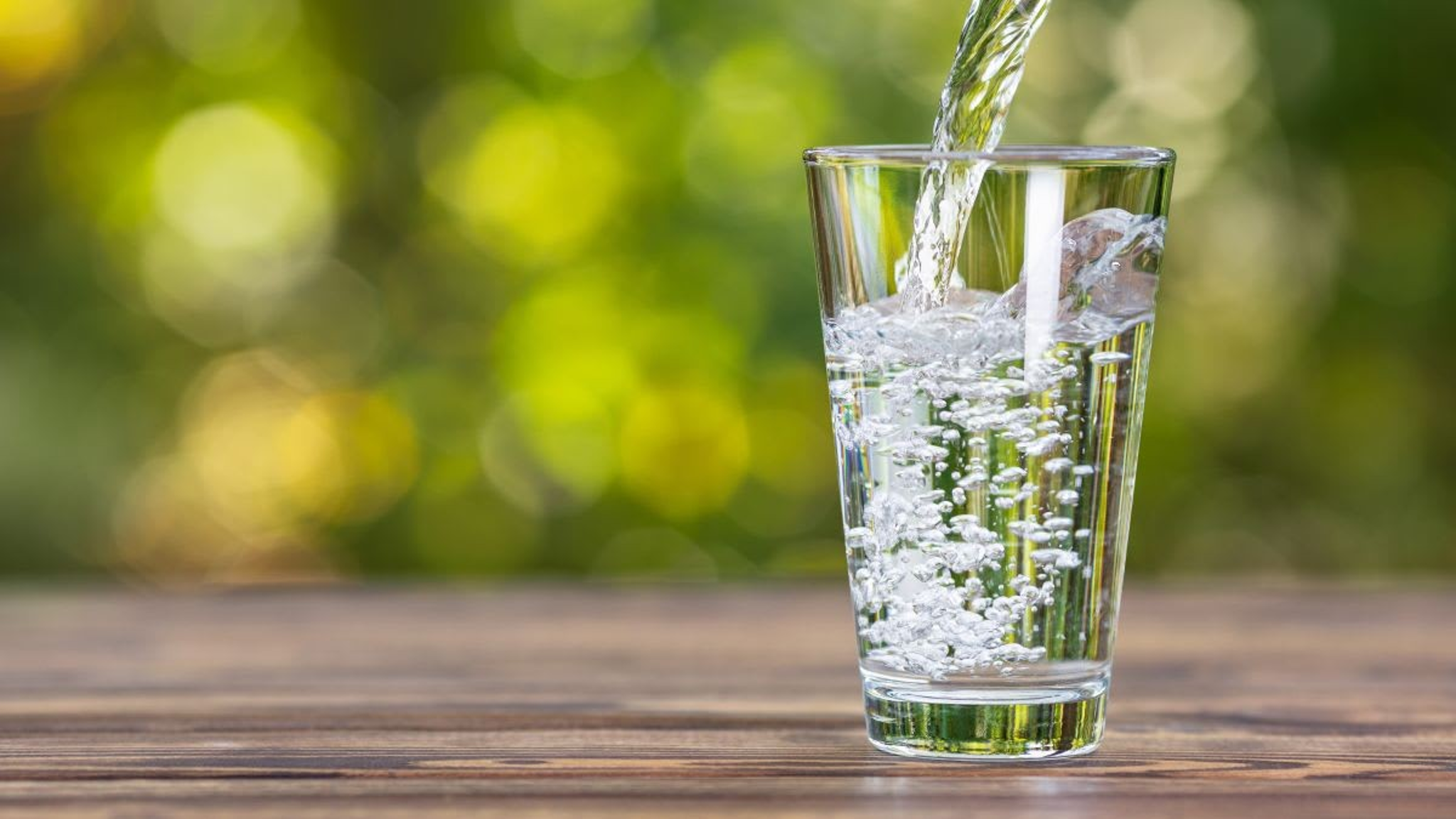 Uống đủ nước giúp cải thiện viêm lợi có mủ