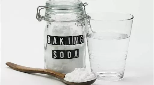 cach-tri-noi-den-mieng-bang-baking-soda.webp