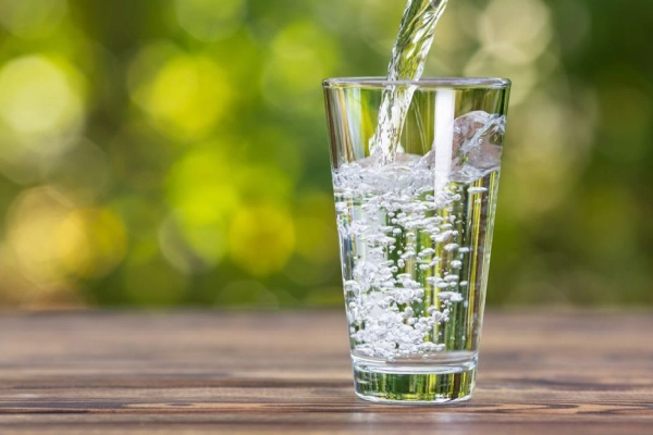 Uống đủ nước giúp cải thiện viêm lợi có mủ