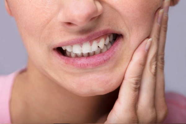 Đau nhức khi nhai, cắn thức ăn là biểu hiện của sưng nướu răng