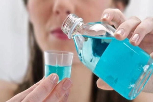 Nước súc miệng có chứa clorhexidin làm sạch vi khuẩn trong khoang miệng